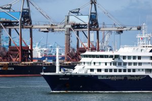 Hantavirüs salgını yaşanan yolcu gemisi Rotterdam Limanı'na ulaştı
