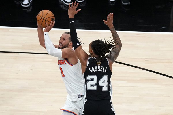 New York Knicks, NBA Finalleri açılış maçında Spurs'ü geriden gelerek devirdi