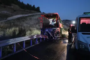 Türkiye'nin batısında şehirlerarası otobüs alev aldı: Bebek dahil 8 ölü