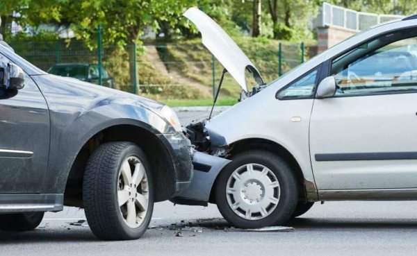 Kıbrıs'ta yeni trafik kuralı: Küçük kazalarda aracınızı kenara çekin, yoksa ceza ödeyin