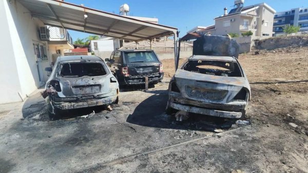 Aradippou'da Araçları Kül Eden Yangında Kundaklama Şüphesi