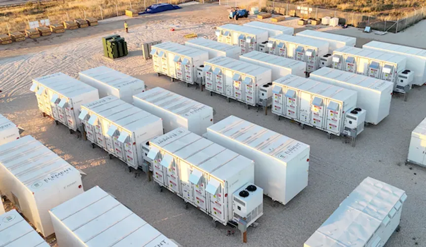 Kıbrıs, Güneş Enerjisi Kısıtlamalarını Azaltmak İçin İlk Şebeke Bataryalarına Hazırlanıyor
