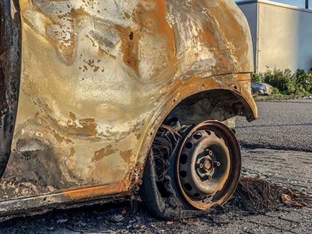 Limasol-Lefkoşa otoyolunda yanan araçtan üç kişi son anda kurtuldu