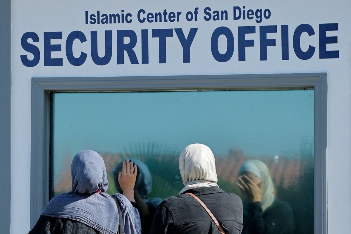 California'daki cami saldırısı şüphelilerinin aracında 'İslam karşıtı yazılar' bulundu