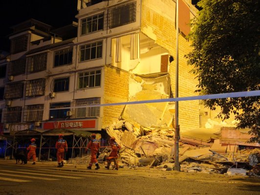 Çin'in güneybatısında deprem: Binlerce kişi tahliye edildi, binalar çöktü