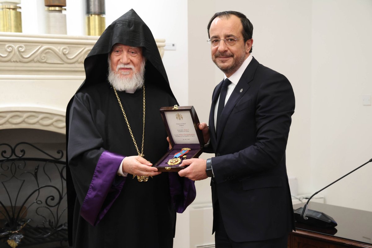 Christodoulides'e Ermenilere Desteğinden Dolayı Madalya