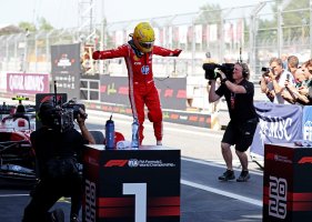 Hamilton, Barselona'da Ferrari ile İlk Grand Prix Zaferini Kazandı