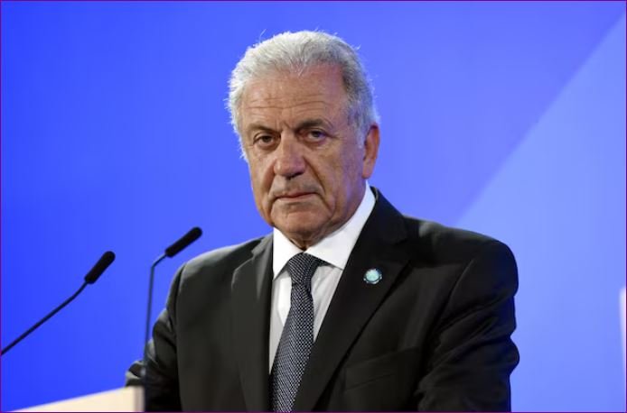 Belçika, Qatargate Soruşturmasında Eski Komisyon Üyesi Avramopoulos İçin AB Tutuklama Emri Çıkardı