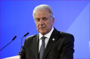 Belçika, Qatargate Soruşturmasında Eski Komisyon Üyesi Avramopoulos İçin AB Tutuklama Emri Çıkardı