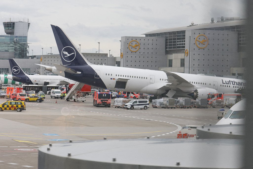 Frankfurt'ta Boeing 787'nin Burun İniş Takımı Çöktü, Çok Sayıda Yaralı Var