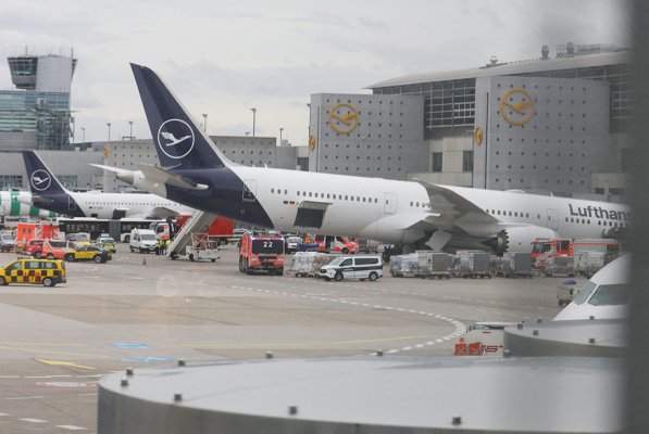Frankfurt'ta Boeing 787'nin Burun İniş Takımı Çöktü, Çok Sayıda Yaralı Var