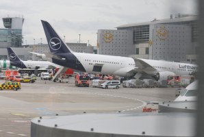 Frankfurt'ta Boeing 787'nin Burun İniş Takımı Çöktü, Çok Sayıda Yaralı Var