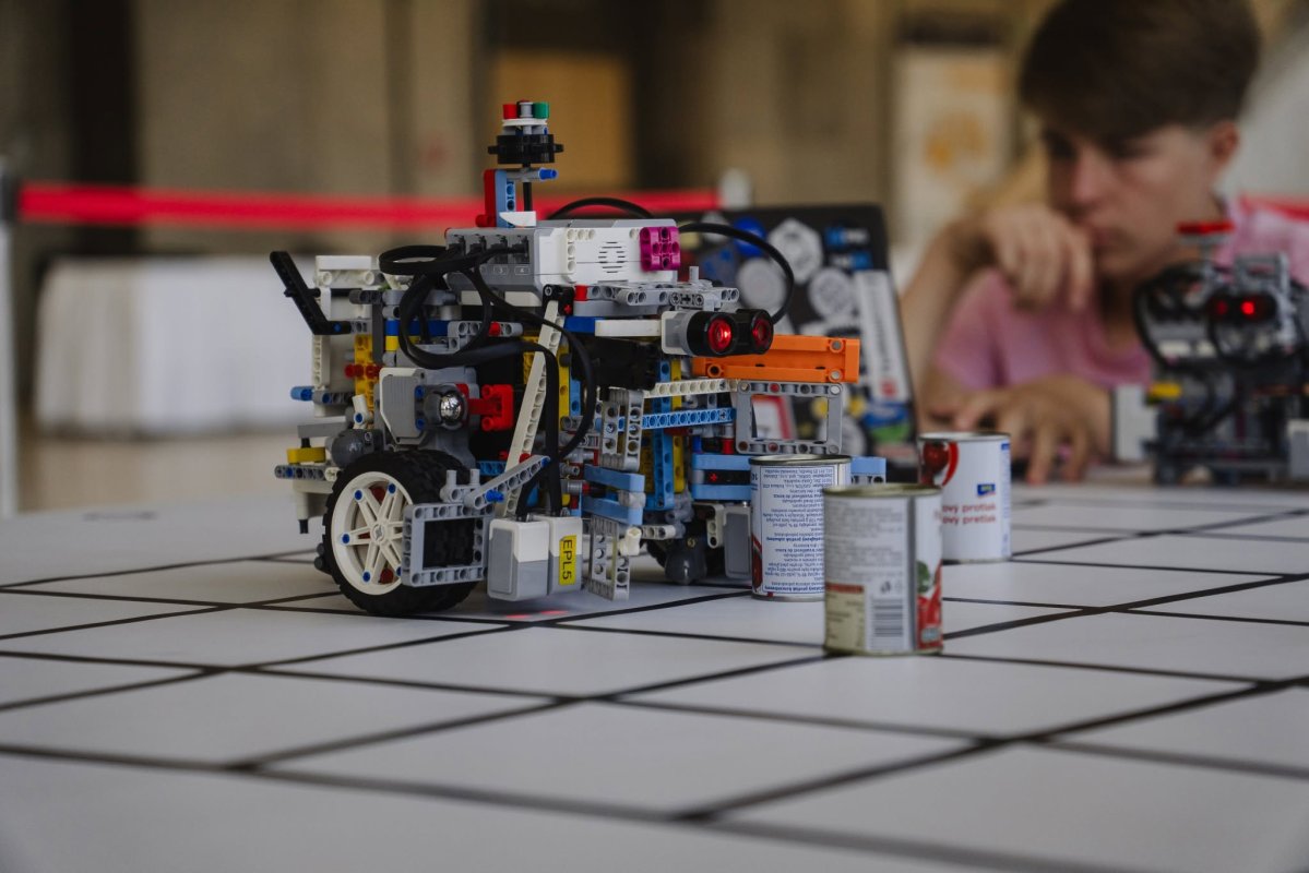 Kıbrıslı öğrenciler Prag'daki Avrupa robotik yarışmasında büyük başarı kazandı