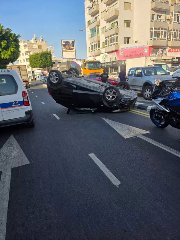 Kadının Aracı, Çift Kabinli Araçla Çarpıştıktan Sonra Limasol Bulvarında Devrildi