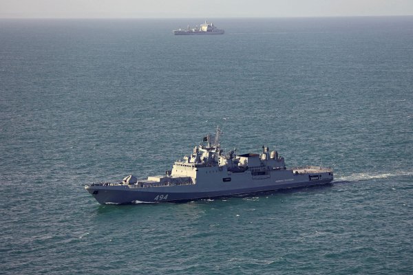 Rus Firkateynindeki Denizciler, İngiltere Suları Yakınında Bir Yata Uyarı Atışı Yaptı