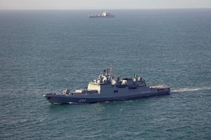 Rus Firkateynindeki Denizciler, İngiltere Suları Yakınında Bir Yata Uyarı Atışı Yaptı