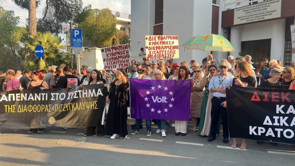Göstericiler, Mafya Devleti Yolsuzluk Raporunun Ardından Üst Düzey Savcıların İstifasını Talep Ediyor
