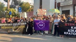 Göstericiler, Mafya Devleti Yolsuzluk Raporunun Ardından Üst Düzey Savcıların İstifasını Talep Ediyor