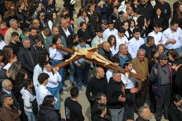 İtalyan barış gücü askerleri, Güney Lübnan'da İsrail askerlerinin tahrip ettiği haçı yenisiyle değiştirdi