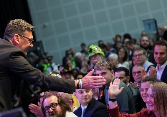 Andy Burnham'ın Seçimi Kazanması, İngiltere Başbakanı Starmer'ı Gönderme Planını Başlattı