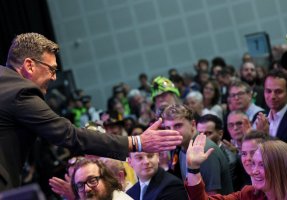 Andy Burnham'ın Seçimi Kazanması, İngiltere Başbakanı Starmer'ı Gönderme Planını Başlattı