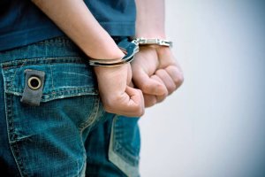 İranlı Adam Larnaka Havalimanı'nda Sahte Belgelerle Mahkum Edildi