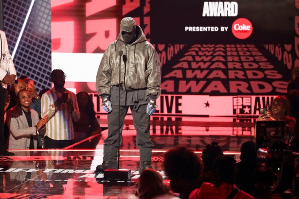 Kanye West, yasaklara rağmen Türkiye'de 118 bin kişiye konser verdi
