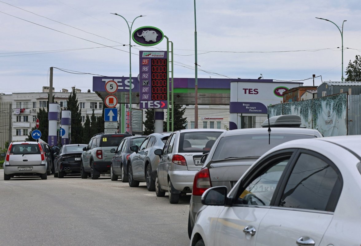 Ukrayna İHA Saldırılarının Ardından Kırım'daki Yakıt İstasyonları Boşaldı