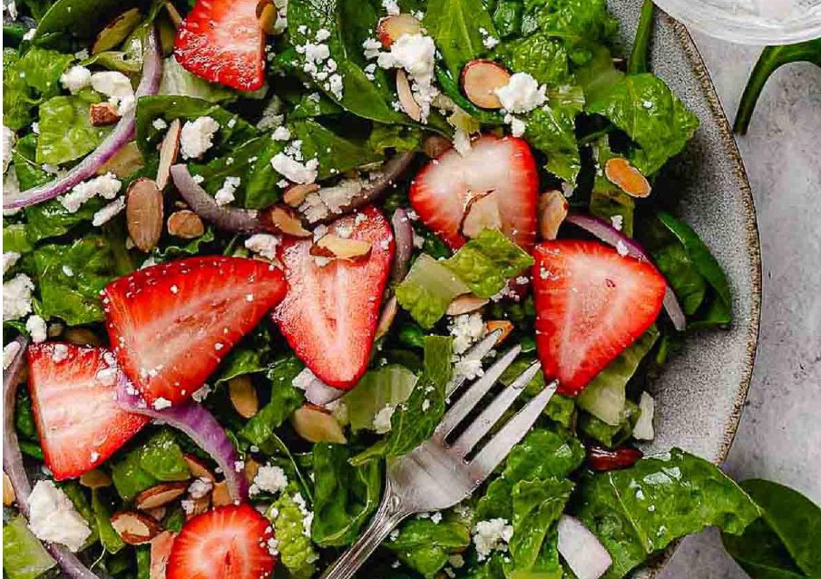 Çilekli ıspanak salatası: Mevsimin tazeliğini sofralara taşıyan tarif