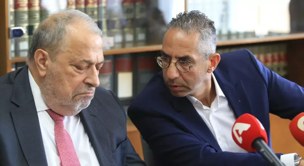 Koltuklarına Yapışmış Gibiler…