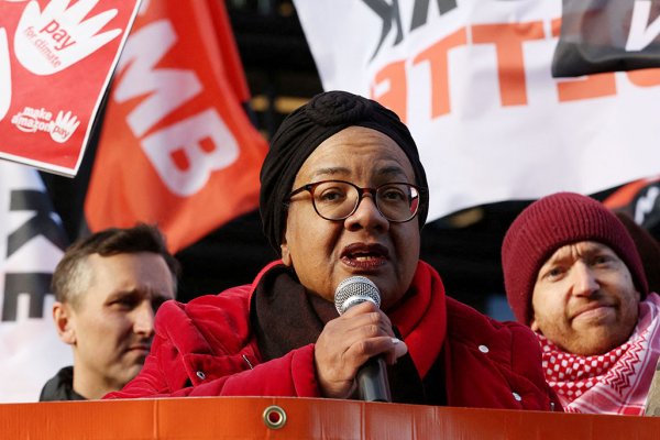 İşçi Partisi, Irkçılık Açıklamaları Nedeniyle Uzaklaştırılan Diane Abbott'ı Yeniden Üyeliğe Kabul Etti