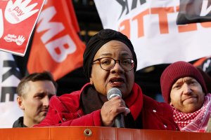 İşçi Partisi, Irkçılık Açıklamaları Nedeniyle Uzaklaştırılan Diane Abbott'ı Yeniden Üyeliğe Kabul Etti