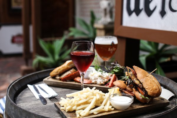 Burgerlerle En İyi Uyum Sağlayan Kıbrıs Şarapları