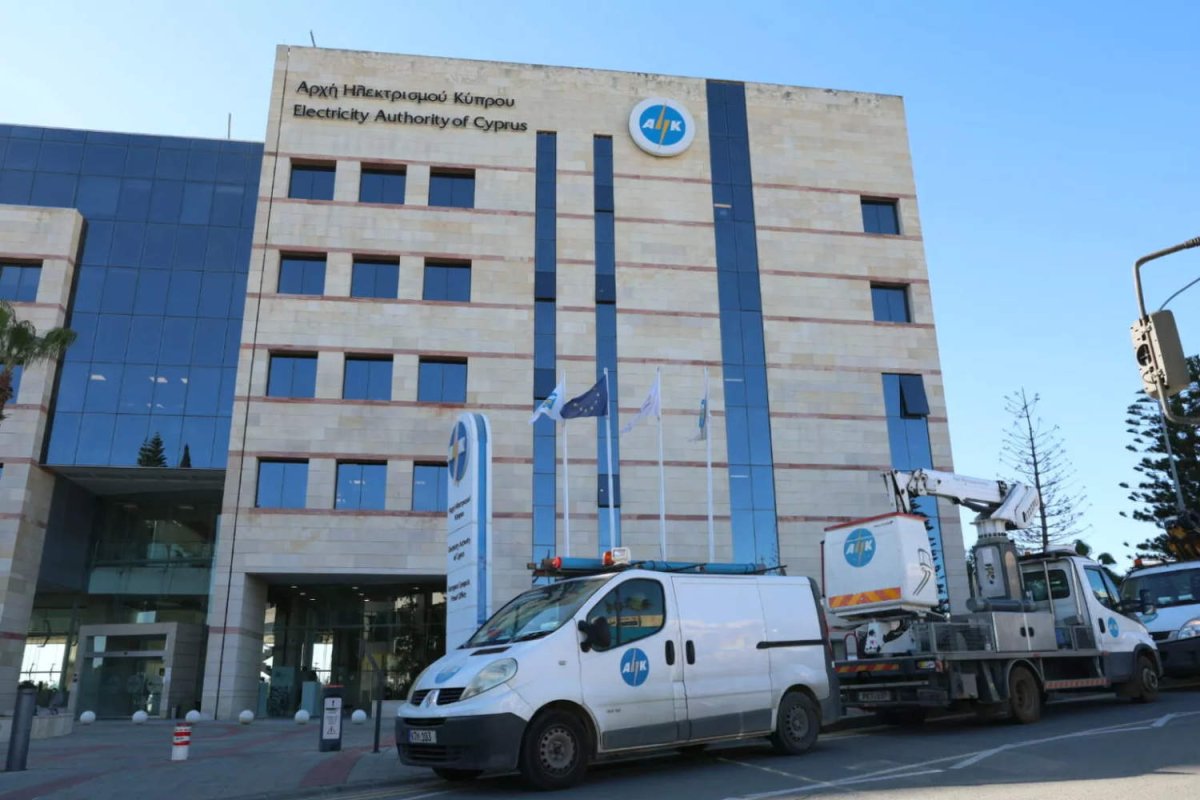 Kıbrıs'ta Elektrik Krizi: EAC Sendikaları Grevi 2026'ya Erteledi