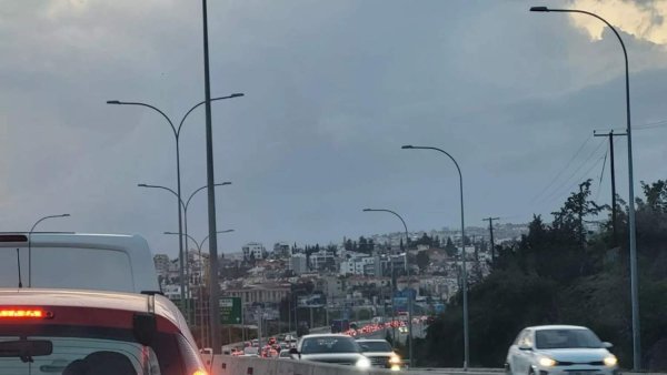 Lefkoşa-Limasol otoyolunda kaza: Sağ şerit trafiğe kapandı