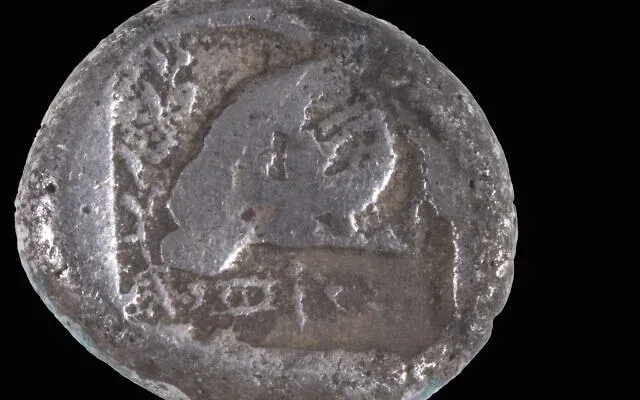 İsrail'deki Sahilde 2,500 Yıllık Kıbrıs Sikkesi Bulundu