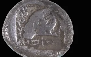 İsrail'deki Sahilde 2,500 Yıllık Kıbrıs Sikkesi Bulundu