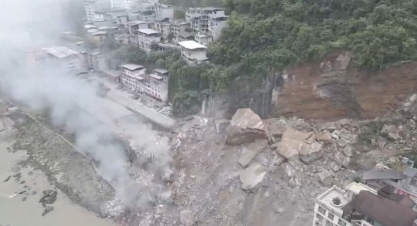 Çin'in Chongqing Kenti'nde Heyelan: Çok Sayıda Kişi Toprak Altında