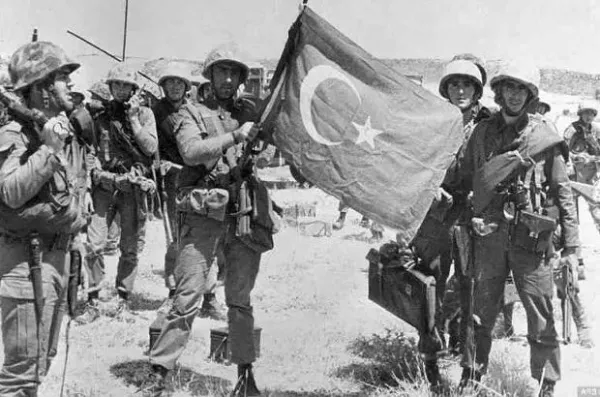 Attila'lar ve Naziler Vatanseverlik 'Görevini' Yapıyor
