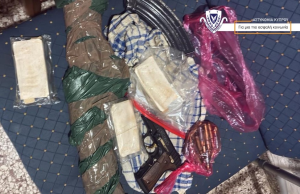 Larnaka'da Büyükannenin Evinde Silah Deposu: Polis 38 Yaşındaki Şüpheliyi Arıyor