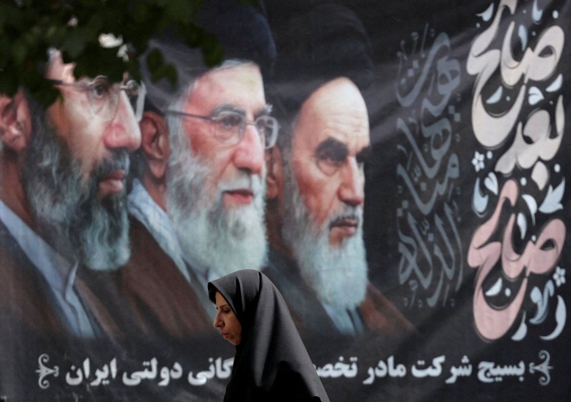 İran, Khamenei'nin Cenaze Törenleri Öncesi Saldırı Uyarısında Bulunuyor