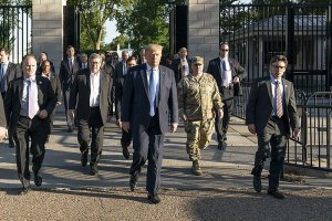Hürmüz Boğazı'nda İran'a Karşı Köşeye Sıkışan Trump Daha Pervasız Adımlar Atabilir