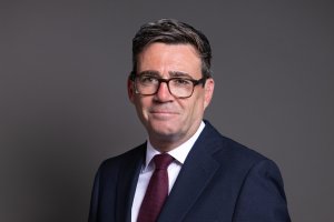 Burnham, Miliband'ı Hazine'den Uzak Tutmalı
