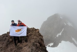 Kıbrıs Ekibi Ermenistan'ın En Yüksek Zirvesi Aragats Dağı'na Tırmandı, Bayrak Dikti