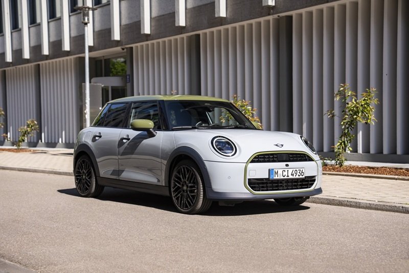 MINI, Paul Smith ile Birlikte Şıklığı Yollara Sürüyor