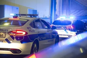 Larnaka Havalimanı'nda Lefkoşa'daki cinayet girişimiyle ilgili iki kişi tutuklandı