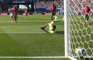 Mbappe Penaltı Kaçırdı, Sonra Müthiş Gol Attı: Fransa Fas'ı 2-0 Geçerek Yarı Finalde