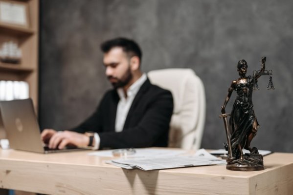 Hukuk Büroları Neden E-posta ve WhatsApp'ı Şifreli Anlaşma Odalarıyla Değiştiriyor?