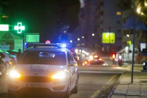 Paphos'ta sarhoş sürücü duvara çarptı, polise saldırdı