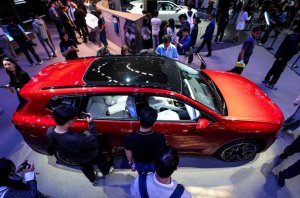 Alman Premium Otomobil Üreticileri Küresel Elektrikli Araç Yarışında Zorlanıyor